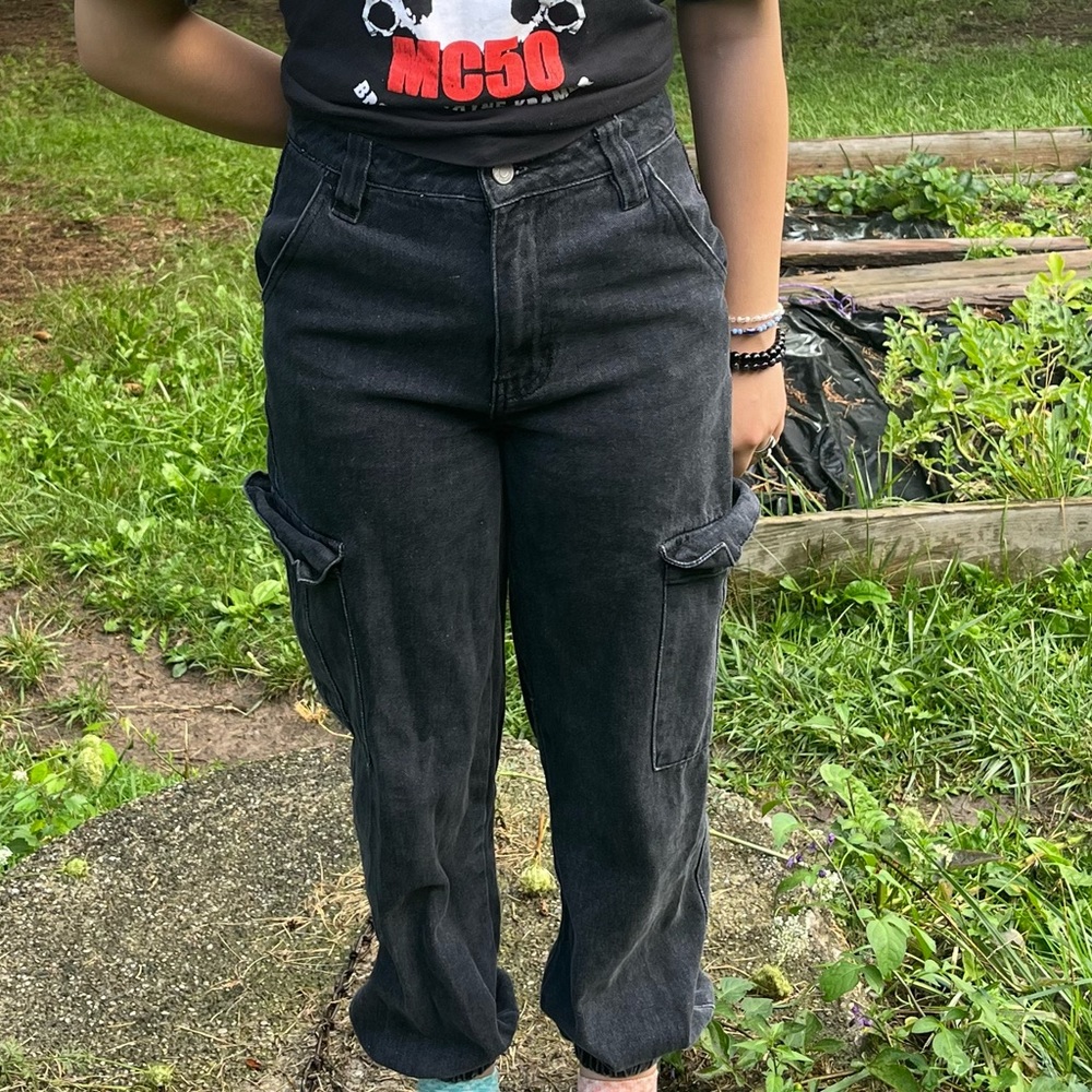 These 90s cargo pants are perfect for walking around the street with friends!